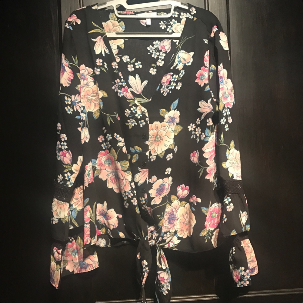 NWOT feminine top. Maurice's. Size large
